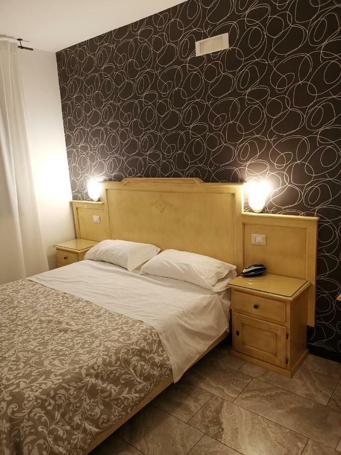 Hotel Clinton Casoria Bilik gambar